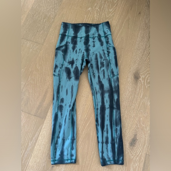 Lulu Lemon Size 4 Blue Leggings.